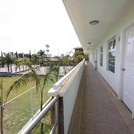 Hotel Splash Inn Silao Exterior photo